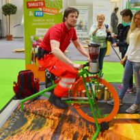 Mann auf dem Smoothiebike - Gesundheit zum selber mixen