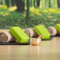 Yogamatten mit dünner Wolldecke, Sitzblock und Klangschale